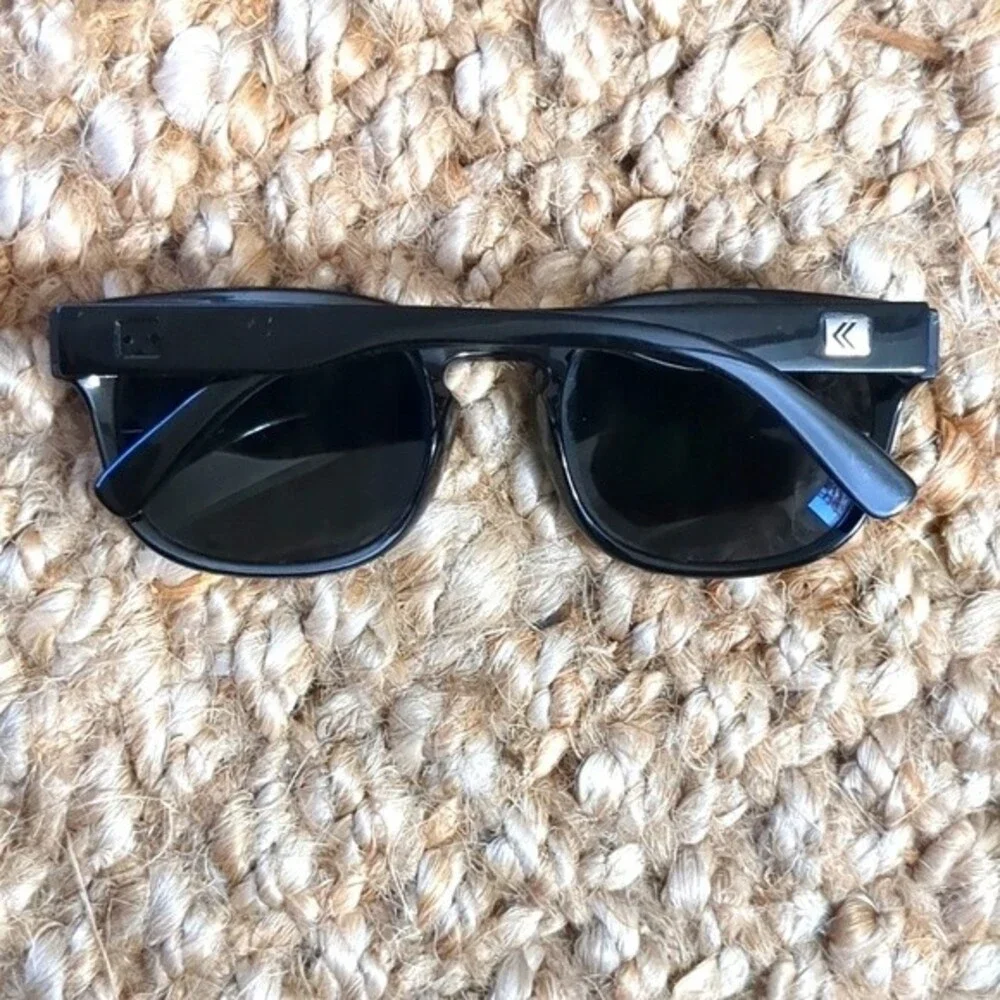 Kreedom Ripley Sunglasses flaw missing silver logo left side
